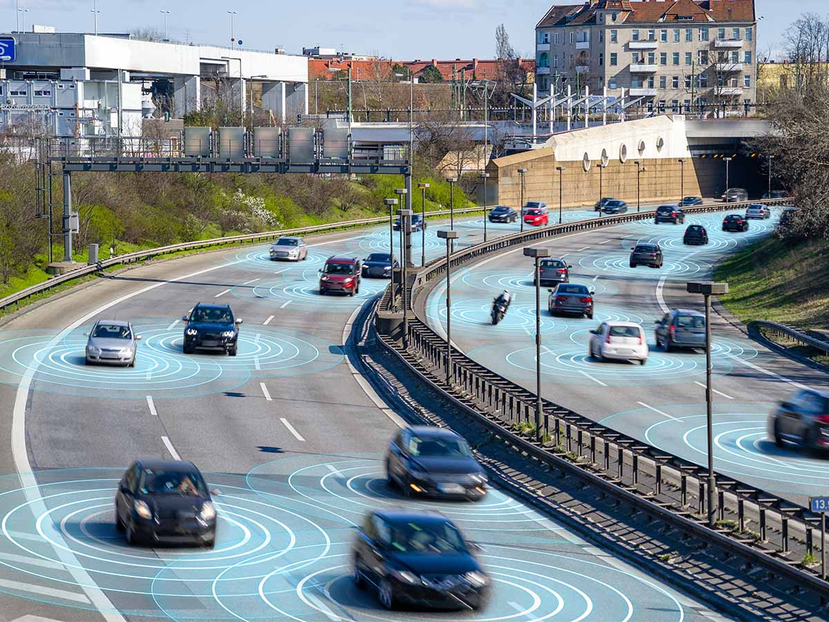 bilar som kör på en motorväg bilar som kör på en motorväg